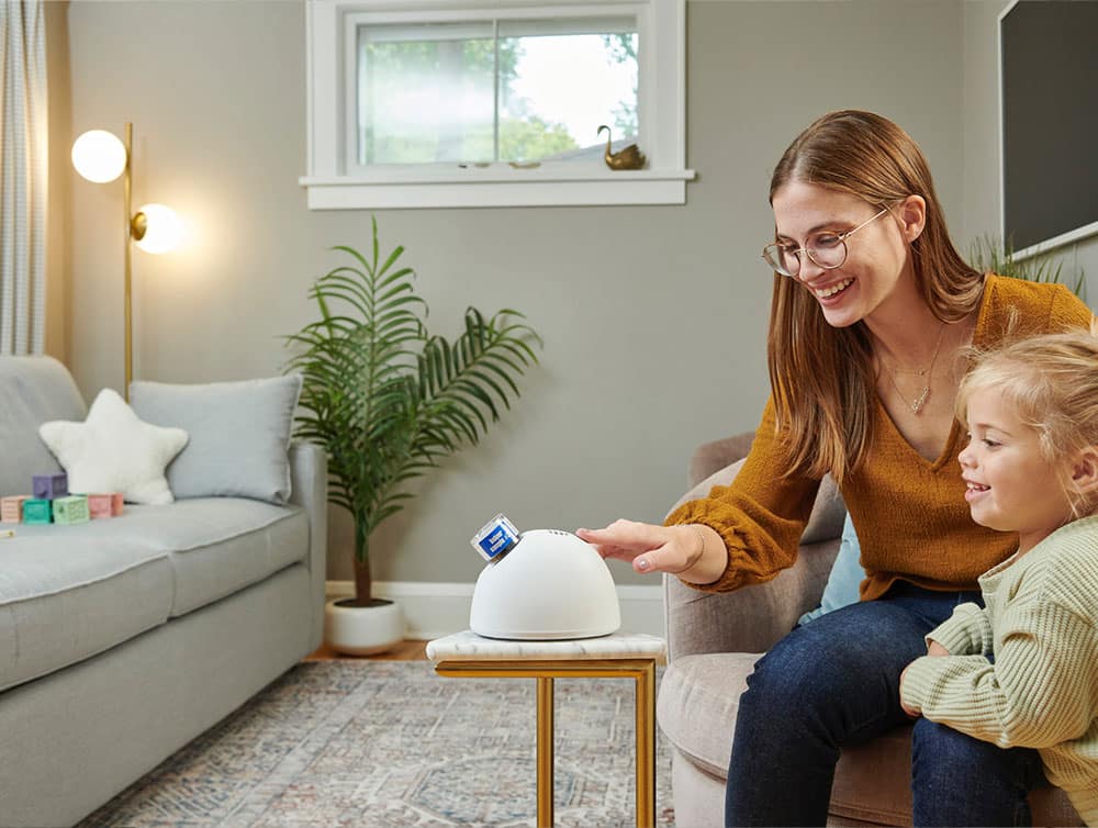 Woman with small child sitting in Livingroom